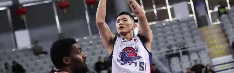 解说：陈林坚投进这几记决定比赛的三分球，太狠了