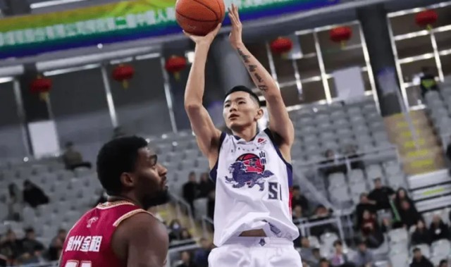 解说：陈林坚投进这几记决定比赛的三分球，太狠了