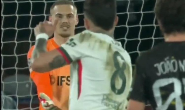 金年会APP-气得不轻，约恩森89分钟出球失误险丢球，恩佐冲其怒吼+砸球